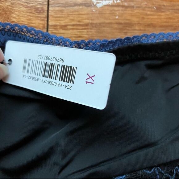 Adore Me panties with lace trim - Picture 2 of 3